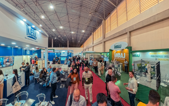 Foto mostra área de estandes do Minas Láctea
