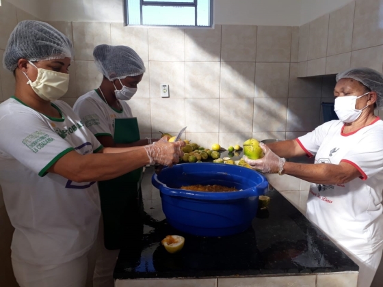 Quatro produtoras rurais da Associação Agroindústria Sabor do Vale picam frutas para a produção de polpas congeladas que serão comercializadas pelo PNAE.