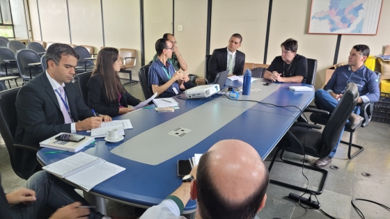 Pessoas reunidas em torno de uma mesa