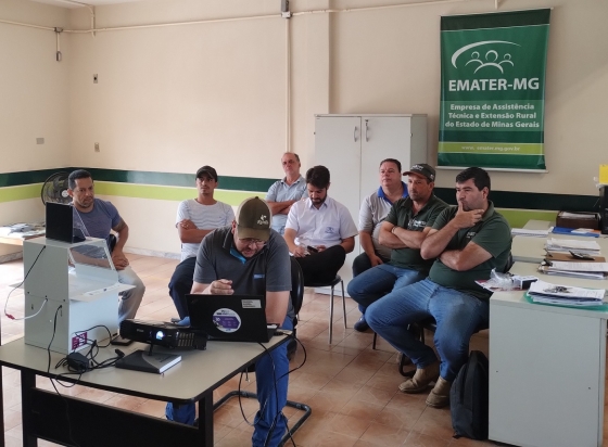 Imagem mostra os testes para identificação de mamite bovina sendo feitos nos aparelhos doados