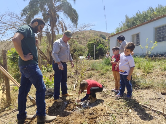 A ação mobilizou 15 municípios na distribuição e plantio de 200 mudas de árvores