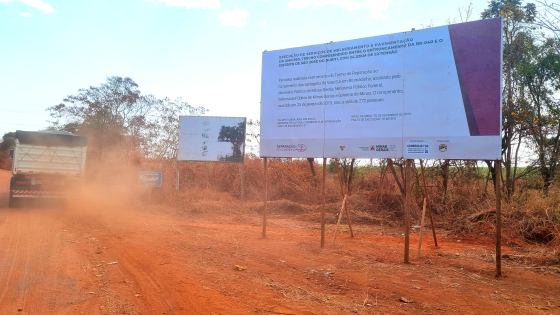 Placa de obra em estrada de Felixlândia