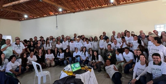 Grupo reunido posando para a foto