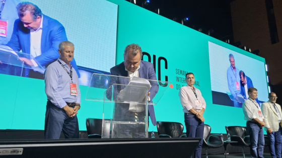 Secretário Thales assinando o documento