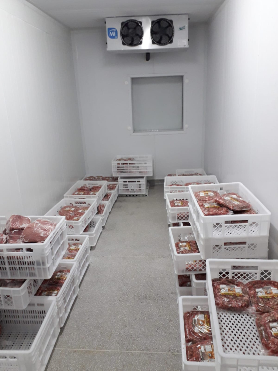 Sala de refrigeração com produtos cárneos e derivados
