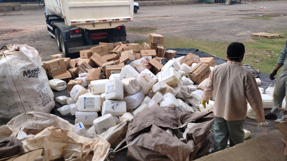 Recolhimento de várias embalagens vazias