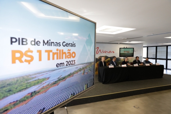 Foto mostra governador Romeu Zema, o vice professor Mateus e secretários detalhando o resultado do PIB