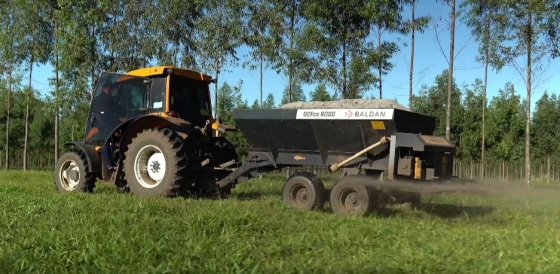 Foto mostra trator aplicando agrosilício no solo