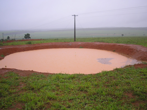 Foto mostra bacia de captação com águas de chuvas