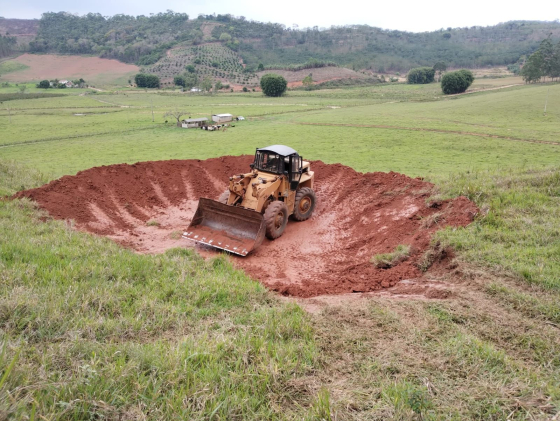 Foto mostra trator construindo bacias de captação de águas de chuvas