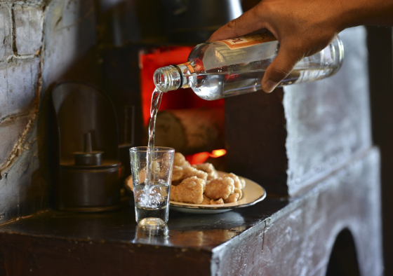 Cachaça de alambique sendo servida no copo