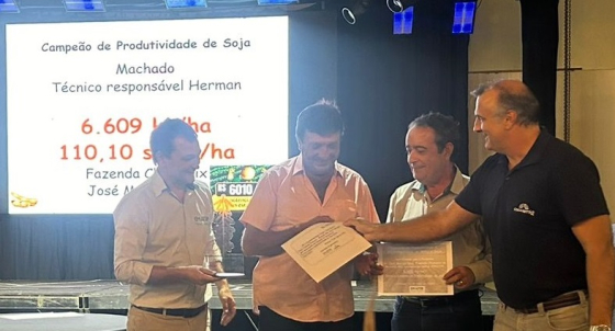 Quatro pessoas posando para a foto de entrega de prêmio