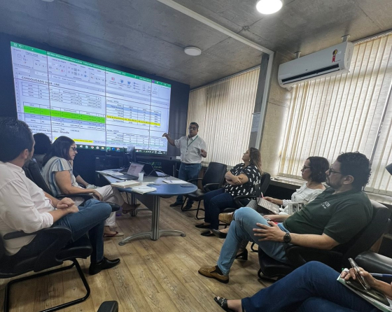 Foto mostra equipes da Emater-MG em treinamento