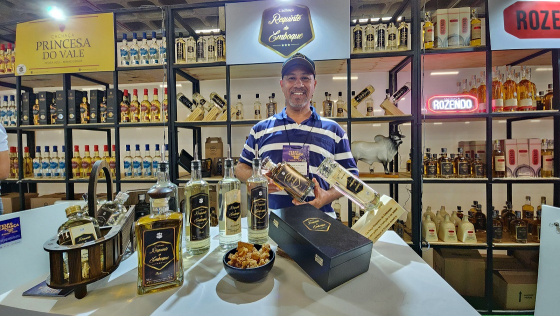 Foto mostra Geraldo Daniel de Assis Souza na Expocachaça 2024