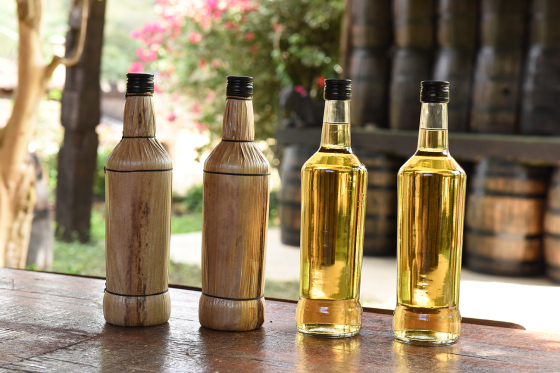 quatro garrafas de cachaça