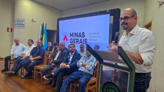 Foto mostra vice governador, Professor Mateus, fazendo o anúncio das entregas