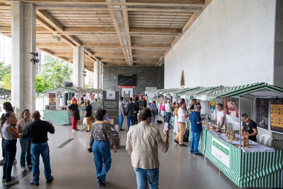 Foto mostra barracas da feira e comercialização dos produtos na Assembleia Legislativa