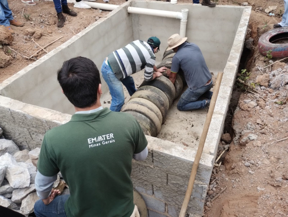 Foto mostra construção da fossa Tevap
