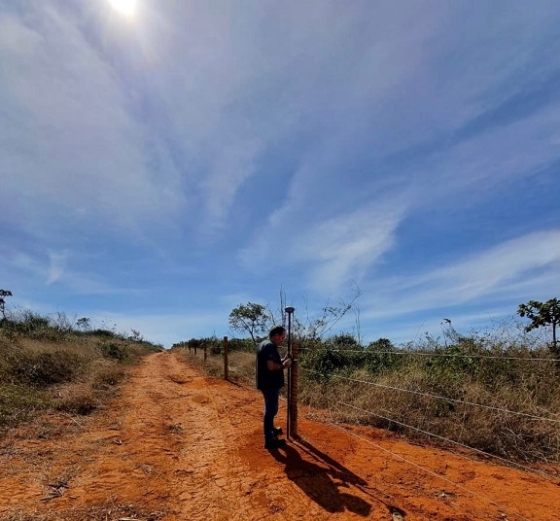 Foto mostra técnico medindo áreas de propriedade rural