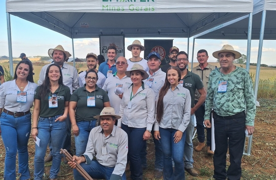 Foto mostra equipe da Emater-MG