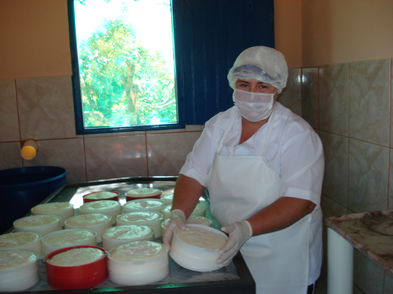 Mulher na preparação do queijo