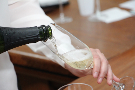 Espumante sendo servido em taça de vidro