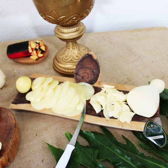 Tábua com queijo picado