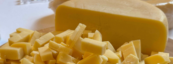 metade de queijo inteiro e a outra metade cortado em cubos para degustação.