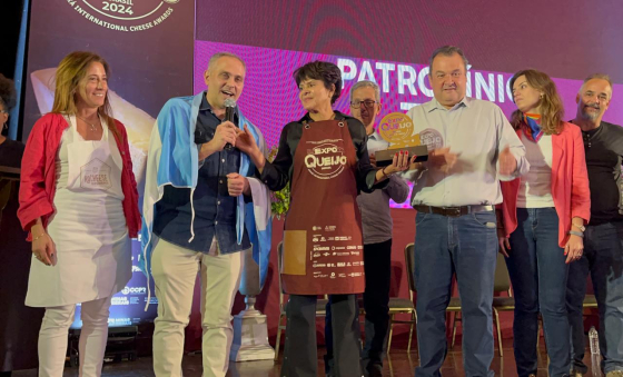 Grande campeão da Expoqueijo recebe troféu enrolado na bandeira da Argentina