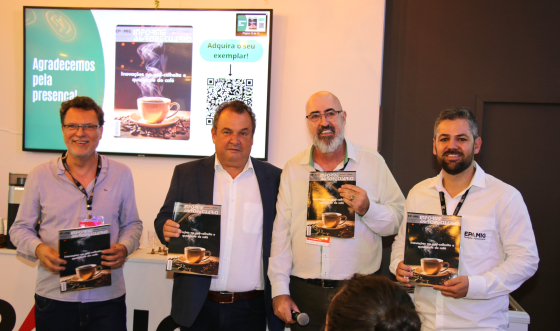 Foto mostra secretário Thales Fernandes e pesquisadores da Epamig com os exemplares do Informe Agropecuário