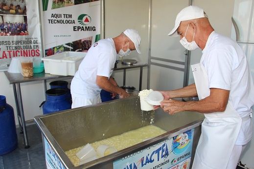 Foto mostra fabricação de produtos lácteos na miniusina da Epamig