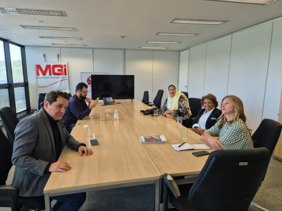 Foto mostra reunião com a empresária paquistanesa Hafiza Naheed, interessada em importar grãos e açúcar de Minas Gerais