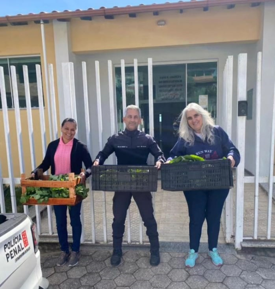 Mulheres seguram hortaliças 