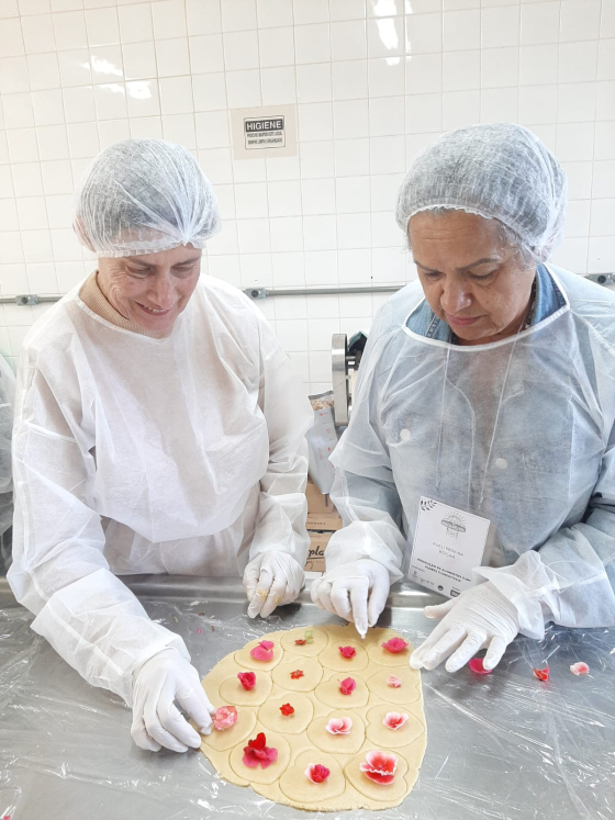 Foto mostra produtores rurais passando por cursos de qualificação na setor da agroindústria
