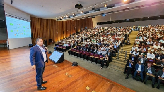 Foto mostra Secretário de Agricultura Thales Fernandes apresentando o desempenho do agro e ações do Governo de Minas durante o seminário