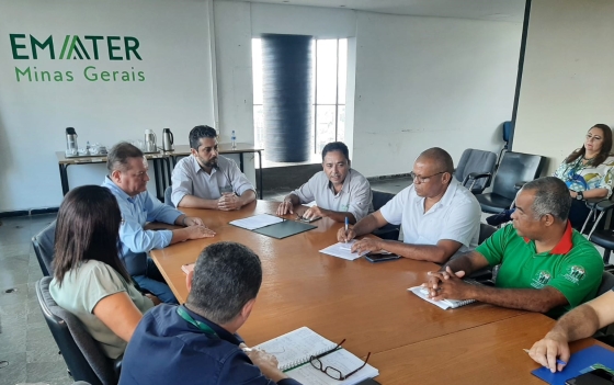 Pessoas reunidas em uma mesa em reunião