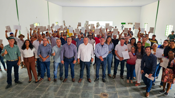 Entrega de títulos em Chapada Gaúcha