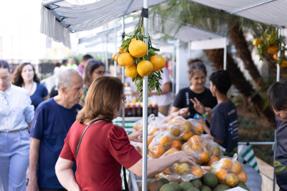 Cliente compra em feira livre