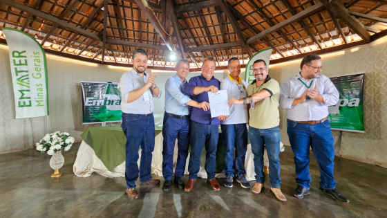 Secretário Thales e outros responsáveis entregando o projeto de caracterização