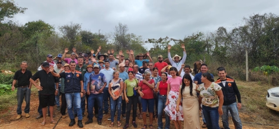 Comunidade de Aparecida de Baixo com agentes da Defesa Civil