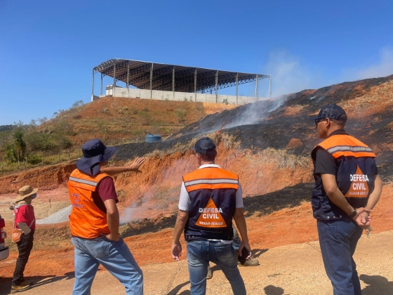 Defesa Civil Estadual auxilia no combate à incêndios em Cambuí