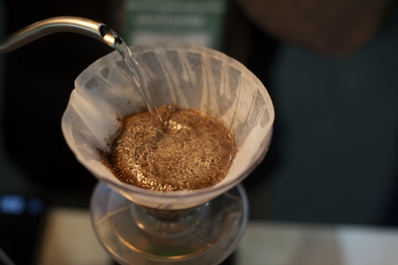Café sendo coado em coador de pano