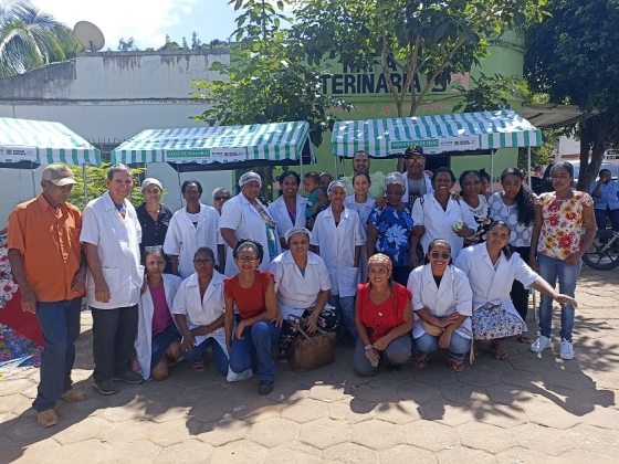 Foto mostra os assentados reunidos na associação