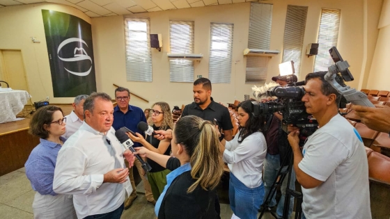 O secretário de Agricultura, Thales Fernandes, e a presidente do IMA, Luiza Castro, durante coletiva em Montes Claros