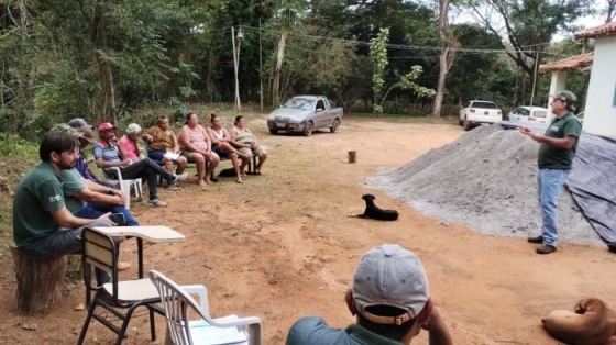 O agrosilício serve para corrigir o pH do solo, substituindo o calcário