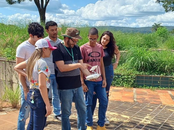 Foto mostra alunos em aula prática dos cursos da Epamig/Itap