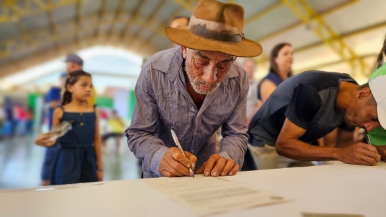 As entregas fazem parte da maior distribuição de títulos já realizada na região