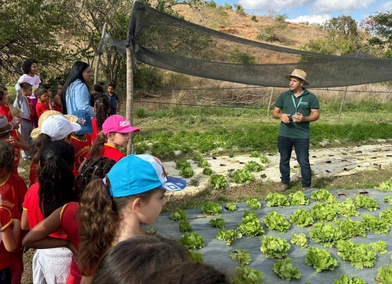 Técnico do escritório local da Emater-MG acompanha estudantes em visitas a hortas de agricultores familiares