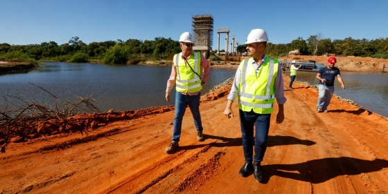 Governador vistoria obras da ponte sobre o Rio São Francisco, que já alcançam 50% de execução