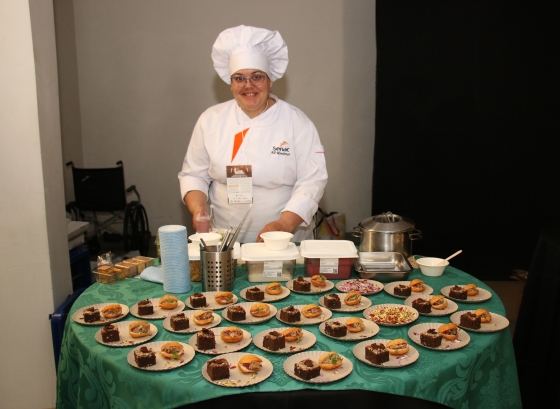 Assessora do Senac bolinhos de feijão e um brownie de feijão com arroz 